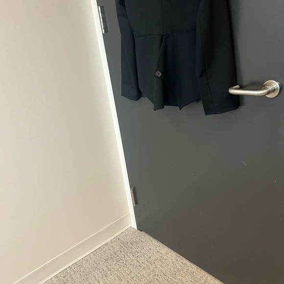 Alice + Olivia M EUC black blazer with tuxedo effect- back is longer & buttoned - Picture 7 of 16